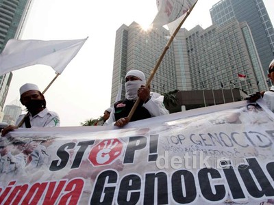 Massa Protes Keras Pembantaian di Myanmar