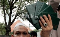 Seorang pengunjukrasa mengangkat paspor untuk meminta visa Myanmar. Namun permintaan ini ditolak.