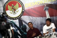 Selain itu KIPP juga menemukan pembagian bingkisan oleh timses kandidat di pintu keluar TPS.