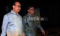 Menteri Kelautan dan Perikanan Sharif C. Sutardjo berjalan bersama anggota IV BPK Ali Maskur Musa usai serah terima laporan keuangan.