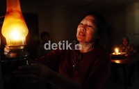 Mereka pun terpaksa memasang lampu minyak untuk penerangan.