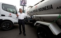 JK disamping mobil tangki untuk menyuling sisa air kotor menjadi air bersih di kantor PMI Pusat, Jl Gatot Subroto, Jakarta, Jumat (13/7/2012).