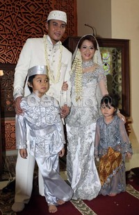 Malam harinya, Okie dan Gunawan siap menggelar acara resepsi di Jasmine banquet, Bogor, Jawa Barat.