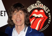 Mick Jagger tampil nyentrik dengan jas dan celana birunya. Chris Jackson/Getty Images.