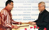 Direktur Bisnis Kelembagaan PT Bank Rakyat Indonesia (Persero) Tbk Asmawi Syam (kiri) bersama Sekretaris Utama Badan Informasi Geospasial (BIG) Budhy Andono Soenhadi (kanan) saat melakukan penandatanganan kerja sama Pemanfaatan Jasa Layanan Perbankan. BRI