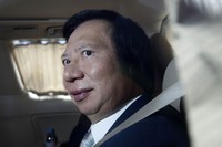 Thomas Kwok datang berbarengan dengan pimpinan Sun Hung Kai Properties yang lain, Jumat (13/7/2012).   Kwok diperiksa terkait dugaan suap dan pencucian uang agar pemerintah Macau mau menjual tanahnya untuk dijadikan kasino oleh Kwok. (Foto: REUTERS/Tyrone Siu)