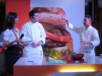 Chef Aldi Adhena (Executive Chef UFS) menjelaskan tentang demo masak menu sehat kepada Chef Vindex dan Nadya Mulya sebagai MC. (Fitria Rahmadianti/Detikfood)