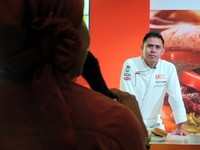 Chef Aldi sedang mendengarkan pertanyaan seorang peserta talkshow. (Fitria Rahmadianti/Detikfood)