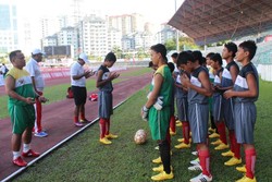 Sebelum latihan dimulai, kapten tim memimpin teman-temannya berdoa.