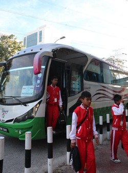 Tiba di Stadion Petaling Jaya, para pemain turun dari bus tim. Sebagian besar mereka baru pernah naik pesawat dan langsung tugas ke luar negeri.