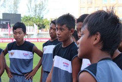 Serius menyimak arahan dari pelatih.
