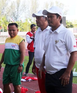 Pelatih kepala Rohmat Namung Djamat (kanan), memberi pengarahan awal sebelum latihan dimulai, didamping asistennya, Bambang Murdijatno (tengah), dan pelatih kiper merangkap fisioterapis, Muhammad Ali Nur (kiri).