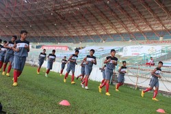 Anak-anak Indonesia ini melakukan pemanasan di pinggir lapangan Stadion Petaling Jaya, Kelana Jaya, Selangor, Malaysia.