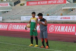Berdoa sebelum menginjakkan kaki ke rumput lapangan stadion.