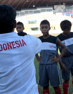 Sejak dini belajar menjadi pemain sepakbola yang baik, supaya bisa merajut karier yang oke di masa mendatang.