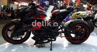 Di ajang ini, Honda tidak mau melewatkan begitu saja hanya dengan menampilkan motor-motor standar.  Untuk Honda CS-1, Honda menampilkan modifikasi ekstrem dengan tubuh ala alien yang memiliki lekuk-lekuk tegas. Tubuh asli motor ini dibuang dan digantikan dengan tubuh unik yang kemudian ditopang oleh kaki-kaki yang juga telah diganti. Syubhan Akib/detikOto.