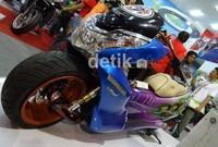 Sementara Honda PCX dibuat menjadi motor limusin dengan tubuh yang sudah dimelarkan. Motor modifikasi jebolan Bangkok Motor Show ini terlihat sangat mengesankan. Selain tubuh dengan panjang yang tidak biasa, berbagai aplikasi mulai dari speaker hingga layar pun ada di motor ini. Belum lagi grafis yang juga terlihat rapi. Syubhan Akib/detikOto.