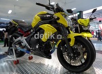 Ada dua motor modifikasi yang mereka tampilkan di ajang ini yakni Kawasaki KSR dan Kawasaki ER-6n. Syubhan Akib/detikOto.