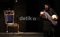 Pementasan ini disutradarai oleh Didi Petet.