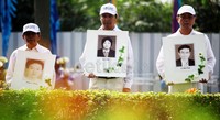 Mereka juga membawa foto-foto praktisi Falun Gong yang menjadi korban kekerasan.