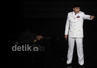 Teater ini merupakan tontonan sekaligus tuntunan yang menggambarkan perjalanan hidup maha guru, Bung Karno.