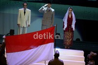 Ibu Fatmawati diperankan oleh Widyawati.