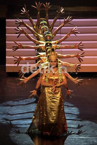 Seni teater ini mengandung unsur sejarah, yang dipadu dengan gerak, seni tari, narasi, dan dialog.