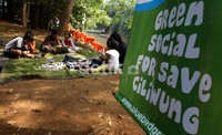 Anak-anak menggunakan fasilitas free Wifi di kawasan Kali Ciliwung.