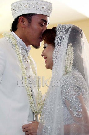 Pasha Ungu Datang ke Resepsi Pernikahannya, Okie Berkaca-kaca