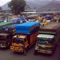 Merak Makin Padat Akibat Banyaknya Truk Sembako