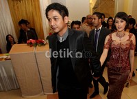 Pasha hanya datang bersama Adellia (istri barunya) tanpa membawa sang buah hati.