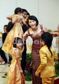 Sesampianya di tempat resepsi, Pasha dan Adel langsung menyapa anak-anak Pasha hasil pernikahannya dengan Okie Agustina.