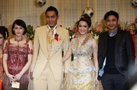 Mereka juga berfoto bersama.