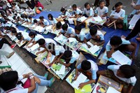 Sedangkan dari kelas yang lebih kecil, mereka semua tampak lebih santai dalam mengerjakan soal ujian yang diberikan.