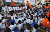 Semua anak-anak ini tak dikenakan biaya apapun untuk dapat bergabung belajar dan bermain bersama.