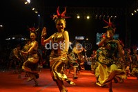 Penari Lengger asal Kabupaten Banjarnegara menceritakan tentang pembuatan batik dengan tariannya. (Angling Adhitya Purbaya/detikcom).