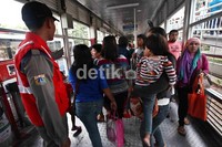 Warga memadati Halte Dukuh Atas, Jakarta. Untuk mengurangi kepadatan di Halte Dukuh Atas, BLU TransJ menyediakan rute tambahan ke Ragunan. Rute-rute itu adalah dari Grogol-Ragunan dan dari Pulogadung-Ragunan.