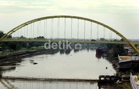 Kondisi jembatan yang terus melengkung ke bawah berbahaya bagi para pengendara yang melintas. Meski begitu, jembatan tersebut masih tetap dibuka, Minggu (15/7/2012).