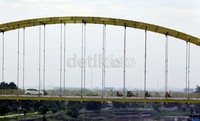 Jembatan Siak III yang dipersiapkan untuk arus lalu lintas kendaraan pembukaan dan penutupan PON XVIII Riau ini terlihat megah. Namun kondisi jembatan tersebut membahayakan para pengendara karena melengkung dan tidak kokoh.