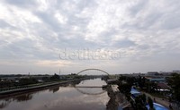 Awan lembayung menghiasi Jembatan Siak III. Berdasarkan uji frekuensi, pada seluruh hanger Jembatan Siak III Pekanbaru, beberapa waktu lalu. Hasilnya, ada empat hanger (kebel), mengalami nilai frekuansi sangat tinggi. Bila ini dibiarkan berlarut-larut, maka keempat hanger akan terputus. Dan ini sangat membahayakan.