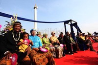 Mempelai duduk rapi dan memanjang hingga sepanjang 325 meter.