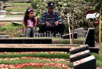 Warga berziarah ke makam keluarganya di TPU Karet Bivak, Jakarta.