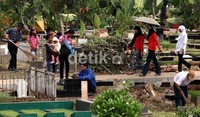 Sejumlah peziarah mulai ramai sejak pagi. Beranjak siang, jumlah peziarah bertambah banyak. Umumnya, mereka datang berkeluarga untuk mendoakan anggota keluarganya yang telah lebih dulu meninggal.