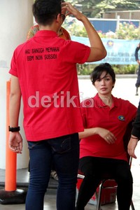 Ussy yang tengah hamil, istirahat sesaat. (Komario Bahar/detikHot).