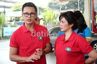 Ussy dan Andhika mengimbau para konsumen di pom bensin Pertamina itu agar mengisi bahan bakar sesuai dengan kendaraan dan status sosial yang disandang. (Komario Bahar/detikHot).