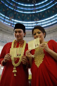 Anji dan Wina memperlihatkan buku pernikahannya. (Foto: Dok Anji & Wina)