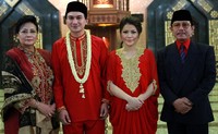 Keduanya terlihat serasi mengenakan busana serba merah. (Foto: Dok Anji & Wina)