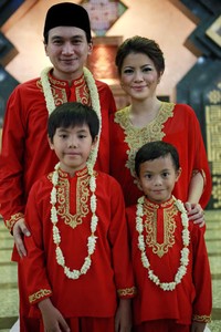 Dua anak Wina juga tampil serasi mengenakan busana serba merah. (Foto: Dok Anji & Wina).