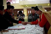 Di hadapan penghulu, Anji mengucapkan ijab kabul. (Foto: Dok Anji & Wina).