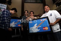 Penyerahan secara simbolis kepada generasi muda kreatif seperti perwakilan musisi Be5ive, PW Gaskin dan Gugun and Blues Shelter.